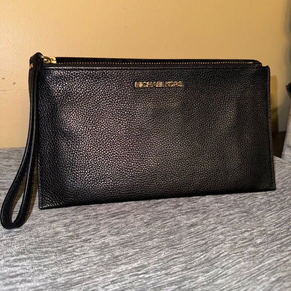 MICHAEL KORS JET SET ITEM LG Zip Clutch Black Pebbled Leather - Picture 1 of 4